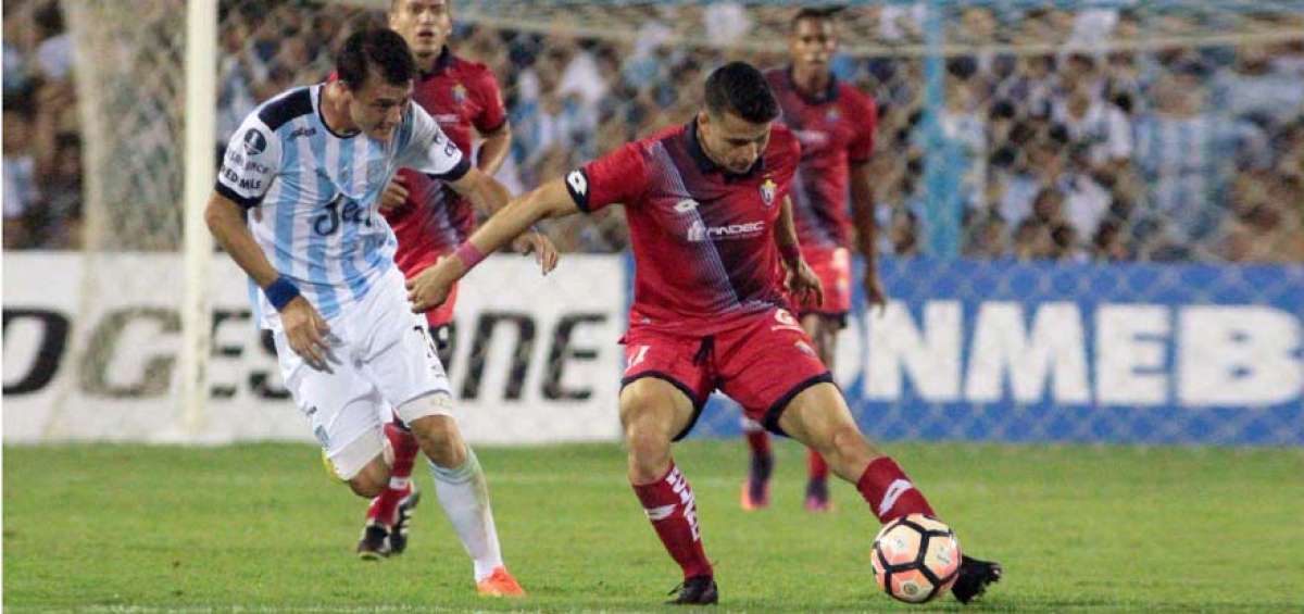 Leandro Gonz&aacute;lez (Izq.), delantero de Atl&eacute;tico Tucum&aacute;n, acosa al volante Manuel Balda, de El Nacional, durante el duelo de ida que termin&oacute; igualado 2-2.  