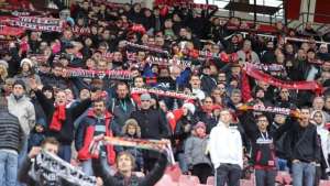Los hinchas del Niza insultan al Estado Islamico en primer partido de la Ligue 1