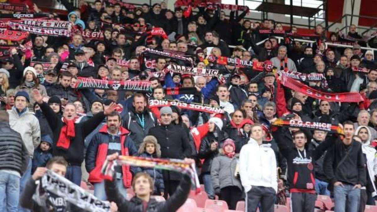 Los hinchas del Niza insultan al Estado Islamico en primer partido de la Ligue 1
