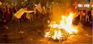En las inmediaciones del CNE, en Quito, se registraron violentos incidentes que incluyeron la quema de llantas.