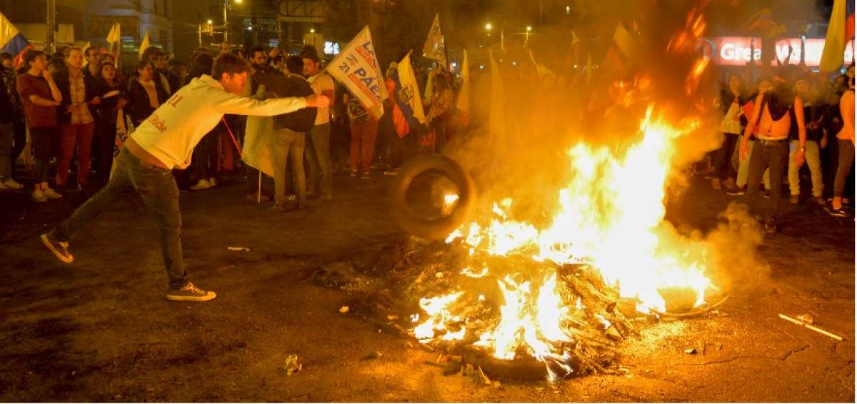 En las inmediaciones del CNE, en Quito, se registraron violentos incidentes que incluyeron la quema de llantas.