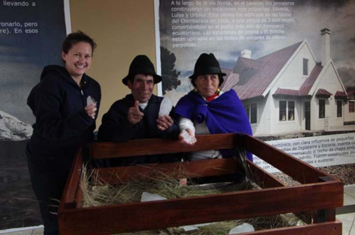 Baltazar Ushca, &uacute;ltimo hielero del Chimborazo, explica a los turistas c&oacute;mo extrae este producto en diferentes zonas fr&iacute;as por donde el tren pasa. Foto: Elizabeth Maggi