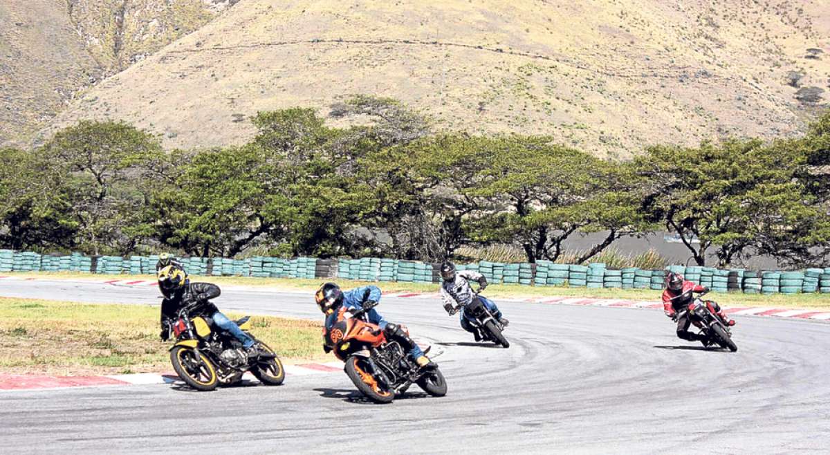 80 exponentes llegar&aacute;n este s&aacute;bado al aut&oacute;dromo de Yahuarcocha para competir en la primera v&aacute;lida del campeonato nacional de motociclismo de velocidad. Foto: Archivo.