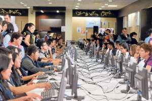 Cerca de 200 verificadores del CNE revisan t&eacute;cnicamente cada formulario de Yasunidos. Foto: Miguel Jim&eacute;nez