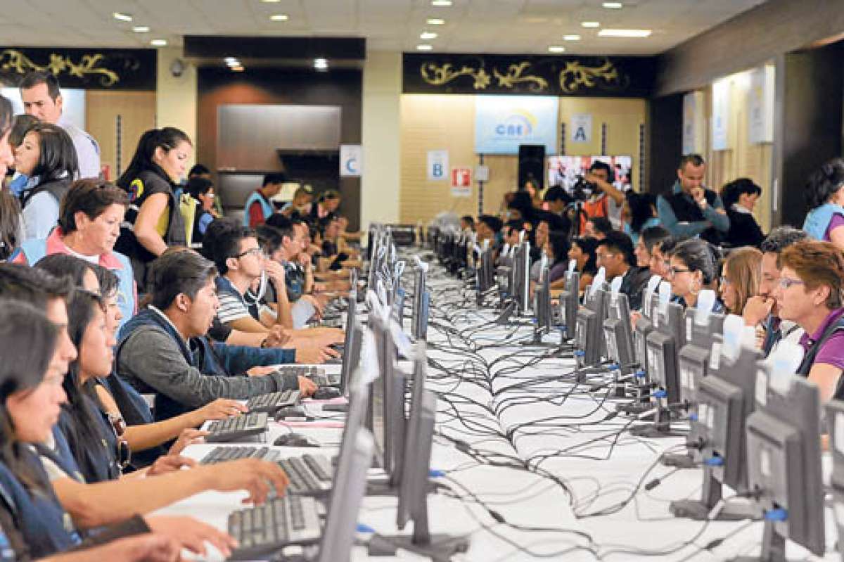 Cerca de 200 verificadores del CNE revisan t&eacute;cnicamente cada formulario de Yasunidos. Foto: Miguel Jim&eacute;nez