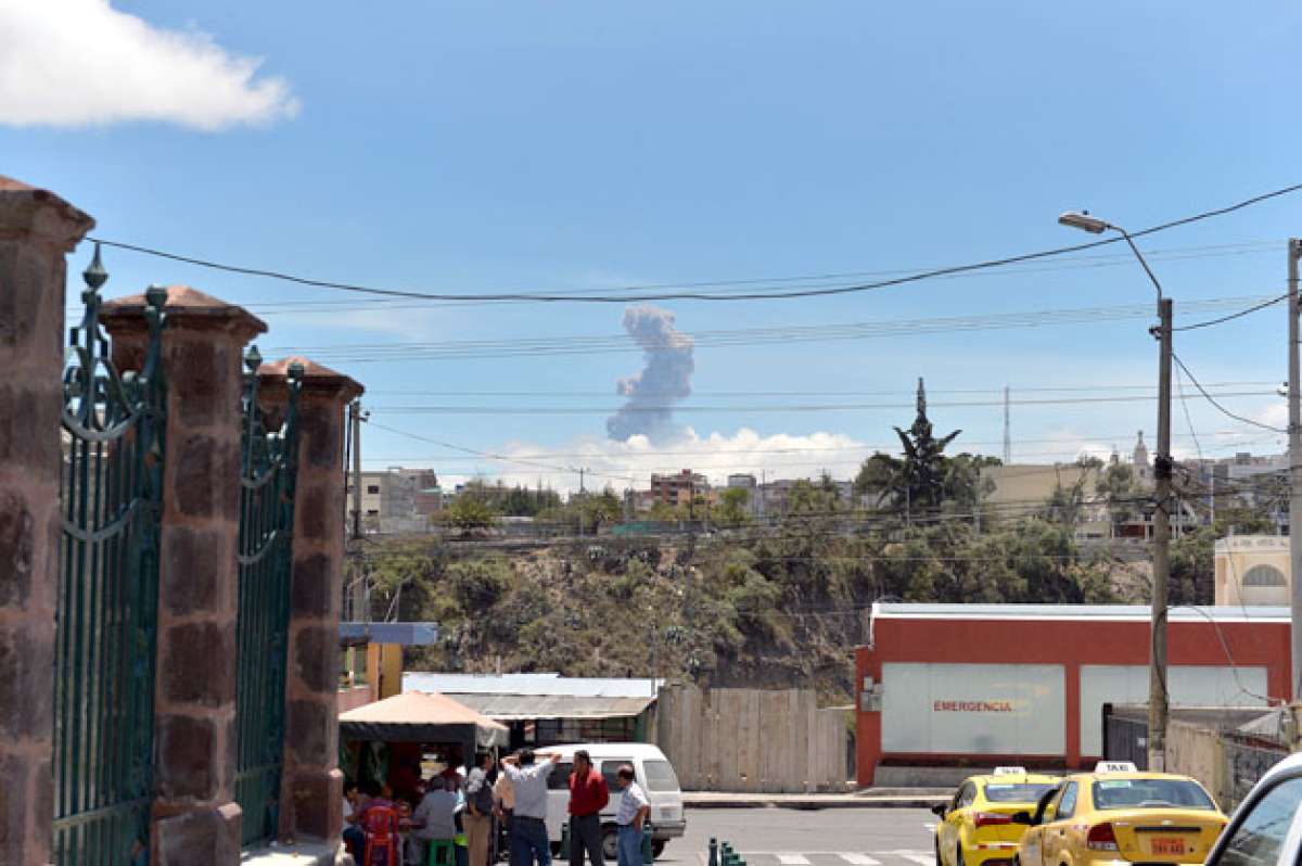Desde el sector de La Cocha, en Ambato, se pudo observar ayer la explosi&oacute;n en el volc&aacute;n Tungurahua. Foto: Roberto Ch&aacute;vez / El Tel&eacute;grafo