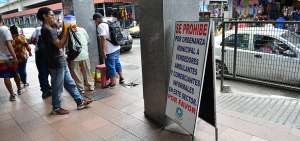En Ayacucho y Chile, un letrero colocado por una asociaci&oacute;n de comerciantes advierte sobre la restricci&oacute;n a la presencia de vendedores ambulantes.
