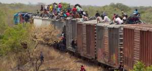 En M&eacute;xico cruza un tren con inmigrantes.