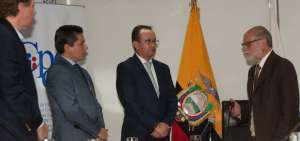 Julio C&eacute;sar Trujillo, presidente del Consejo Transitorio, fue el encargado de tomar juramento a Edison Toro como nuevo titular de la Supercom encargado. 