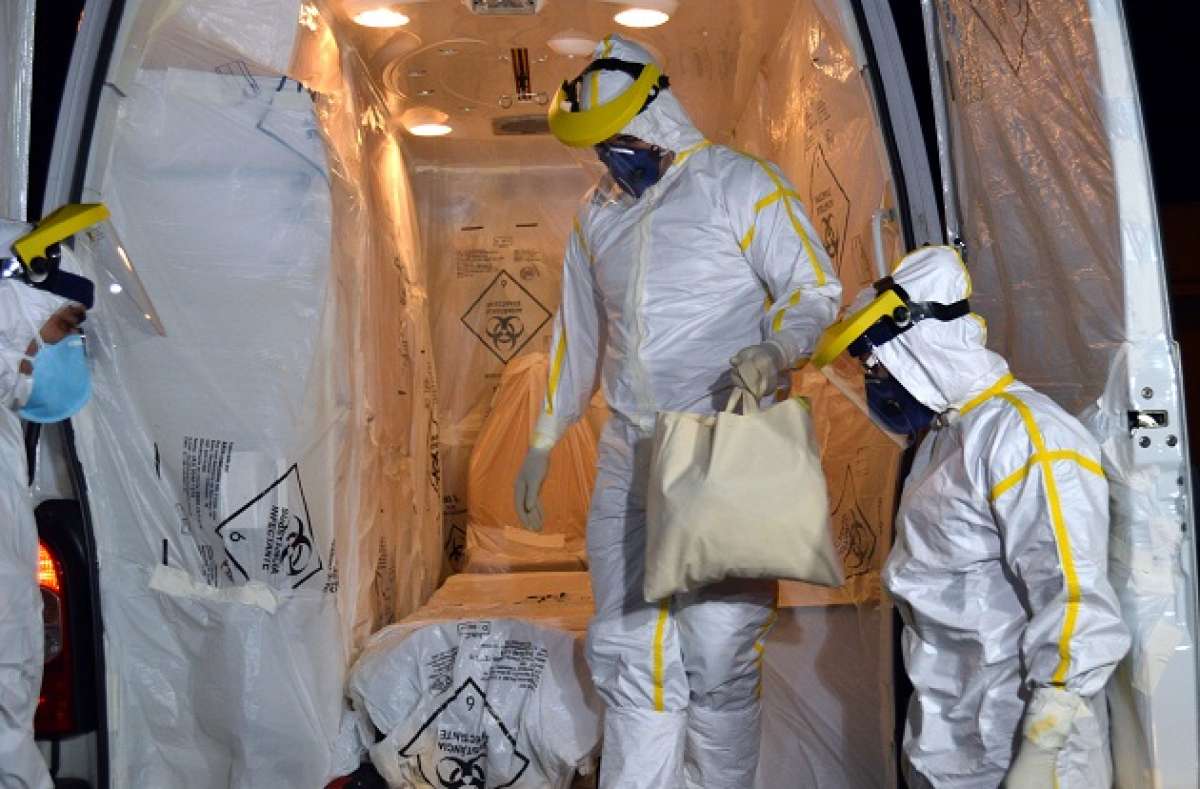 Cient&iacute;ficos se equipan con indumentaria especial para explorar un posible foco de contagio de &eacute;bola. Foto: AFP