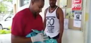 La mujer y el beb&eacute; que naci&oacute; en la patrulla policial fueron ingresados en el hospital Divina Providencia.