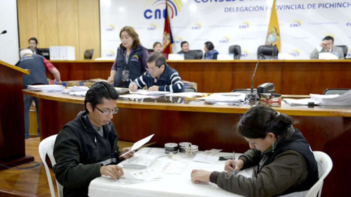     Durante el feriado de carnaval, el Consejo Nacional Electoral  continu&oacute; con el proceso de escrutinio, bajo un estricto control militar. Foto: Miguel Jim&eacute;nez | El Tel&eacute;grafo