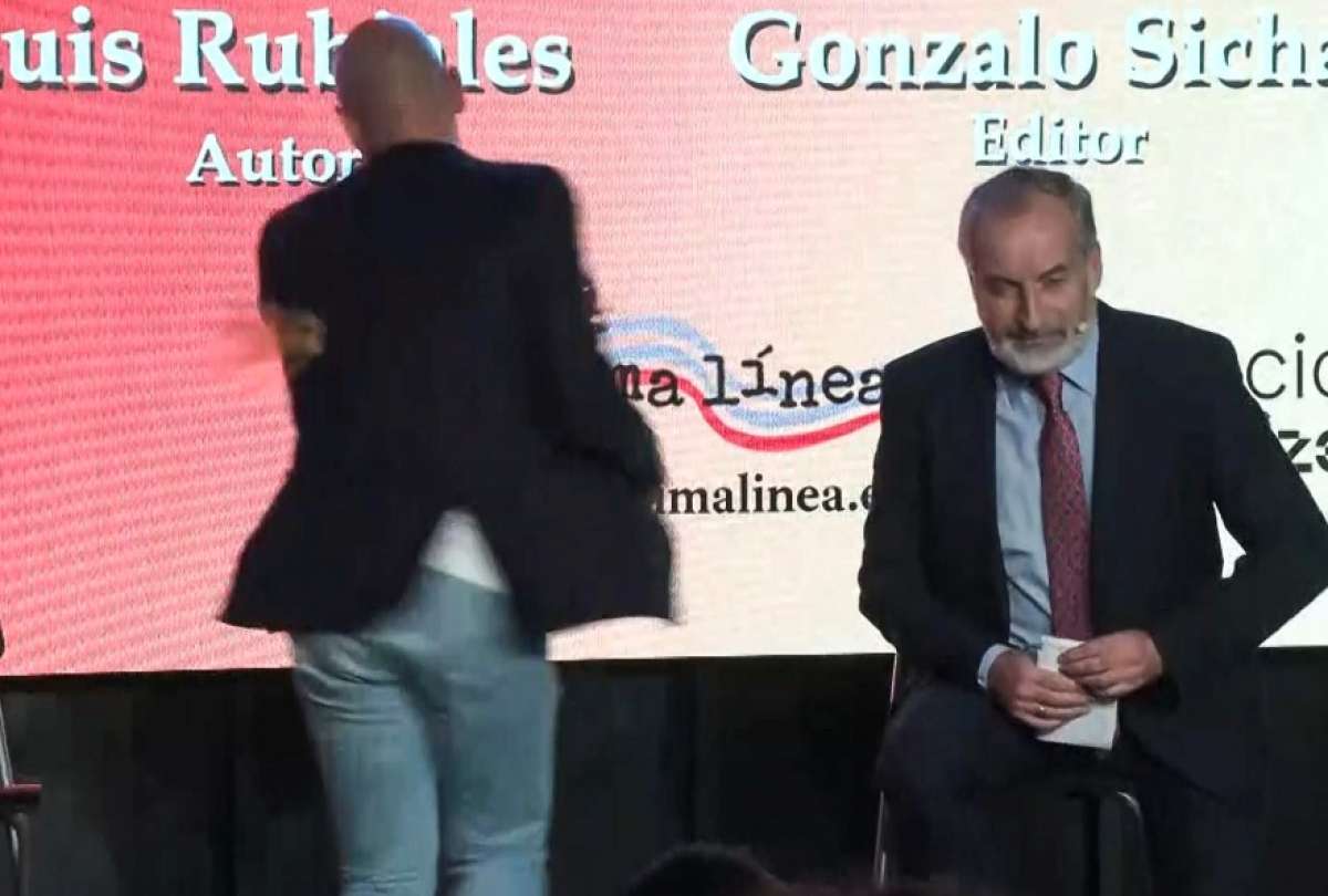 Luis Rubiales fue atacado con huevos