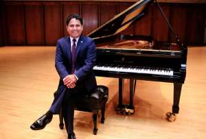 El talentoso pianista Washington García se presentará en Quito