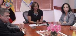 Elizabeth Cabezas, presidenta de la Asamblea Nacional, se reuni&oacute; el 20 de junio con Patricia Ochoa, esposa del fallecido general Jorge Gabela; y el perito argentino Roberto Meza.
