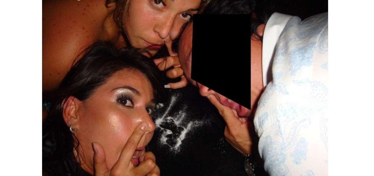 En la foto aparecen Katherine Velastegui (arriba), Mar&iacute;a Lourdes Valdivieso (izquierda) y David Reinoso (derecha). La imagen fue tomada hace 9 a&ntilde;os en una fiesta en Argentina.