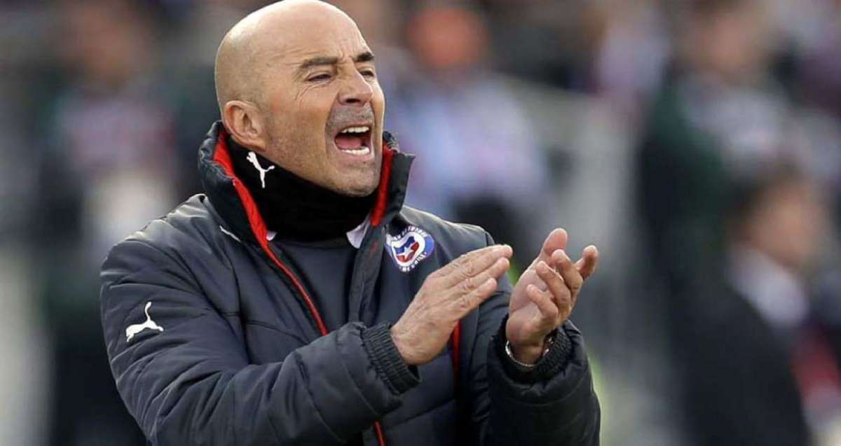 Foto: El estratega argentino Jorge Sampaoli est&aacute; molesto por la filtraci&oacute;n de su millonario contrato por parte de la prensa local.