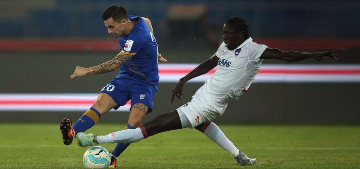 El volante argentino Mat&iacute;as Defederico (izq.) jug&oacute; 11 partidos con el Mumbai City de la liga de India. 