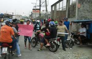 Los conductores de las tricimotos portaban carteles con mensajes en contra de esta disposici&oacute;n. Foto: David Guerrero / El Tel&eacute;grafo