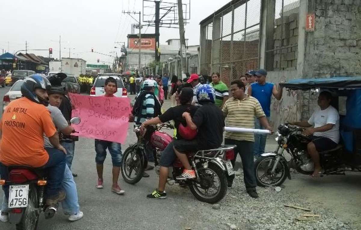 Los conductores de las tricimotos portaban carteles con mensajes en contra de esta disposici&oacute;n. Foto: David Guerrero / El Tel&eacute;grafo