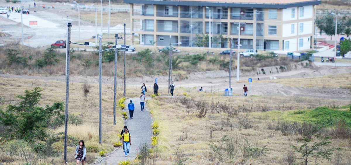 Los estudiantes salen de los edificios residenciales para dirigirse a las aulas del campus. All&iacute; empiezan su jornada acad&eacute;mica desde las 07:00.
