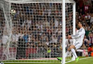 Cristiano Ronaldo festeja uno de los 3 goles que anot&oacute; esta tarde. Foto: AFP
