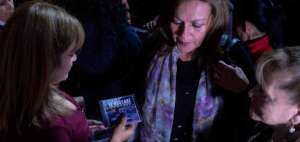 Alexandra C&oacute;rdova (izq), madre de David Romo entreg&oacute; discos con el tema musical. 
