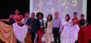 Karla Kanora y Karina Santiana junto al compositor del tema, Luis Beltr&aacute;n, son parte de las cinco voces que interpretan el tema &ldquo;Orgullo Ecuatoriano&rdquo;.