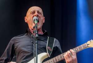 Un cáncer de páncreas acabó con la vida del vocalista de Ilegales, Jorge Martínez