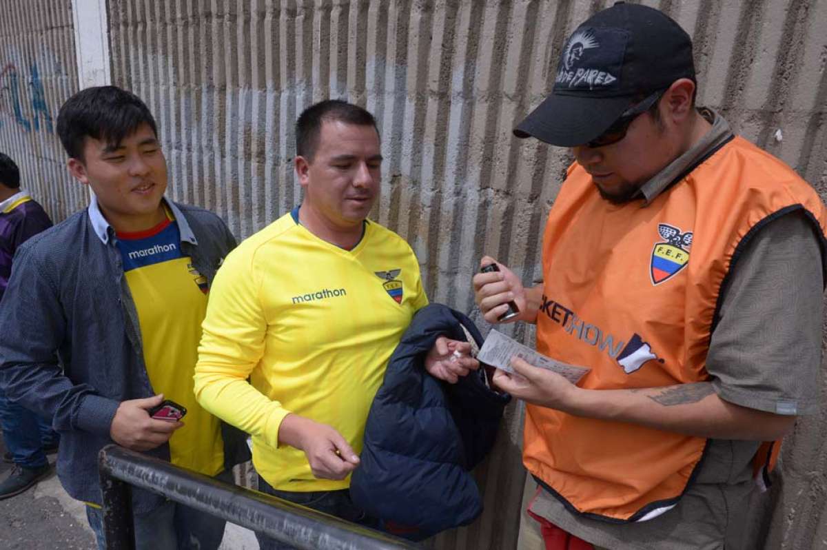 Michael Lin (izq.) y Darwin Luz&oacute;n fueron los dos primeros hinchas que ingresaron al estadio Atahualpa, a las 13:15 de ayer, para ver a la selecci&oacute;n ecuatoriana. Foto: Daniel Molineros/El Tel&eacute;grafo