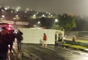 Un carril de la av. Sim&oacute;n Bol&iacute;var fue cerrado tras el volcamiento de un veh&iacute;culo en el sector de Monjas.