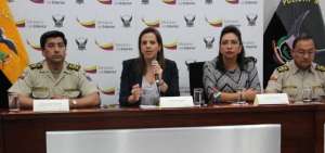 La ministra del Interior, Mar&iacute;a Paula Romo, junto a la fiscal (s), Ruth Palacios, y jefes de la Polic&iacute;a.