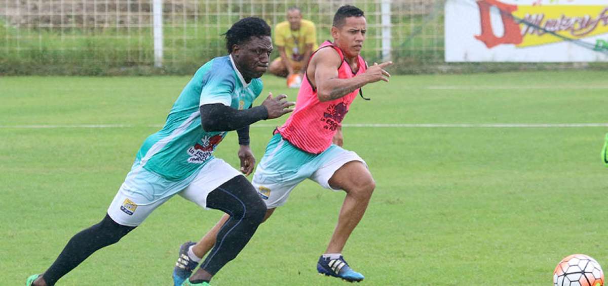 Roberto la &lsquo;Tuca&rsquo; Ord&oacute;&ntilde;ez (izq.) se deplaza con el bal&oacute;n, en una de las &uacute;ltimas pr&aacute;cticas del equipo &lsquo;cet&aacute;ceo&rsquo; realizada en el complejo Los Geranios, de Manta.