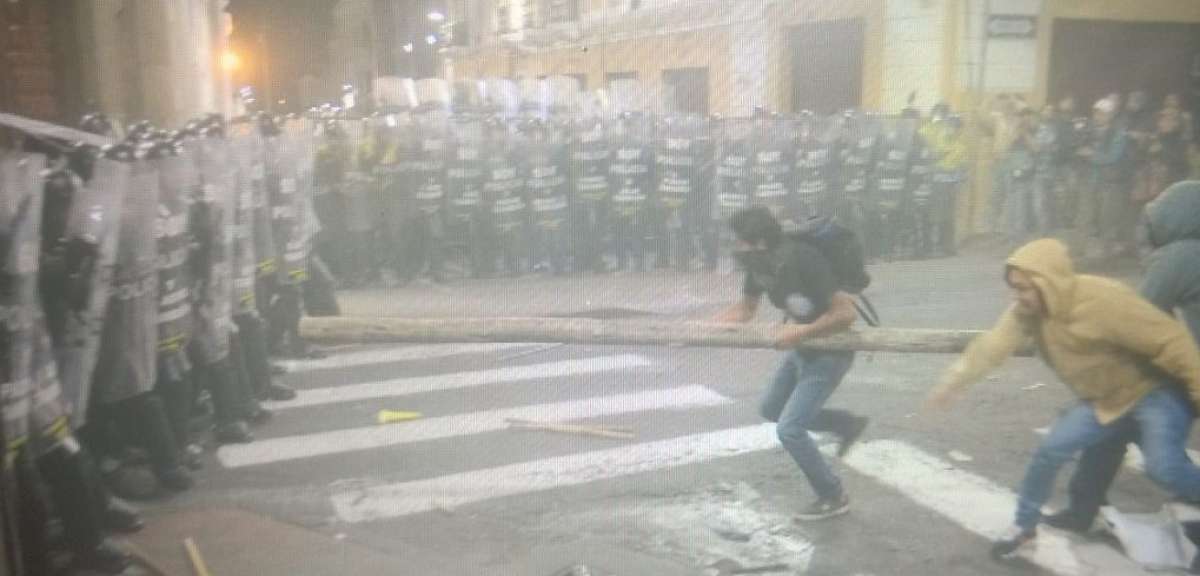Polic&iacute;a disuadi&oacute; a manifestantes en las plazas de San Francisco y Santo Domingo