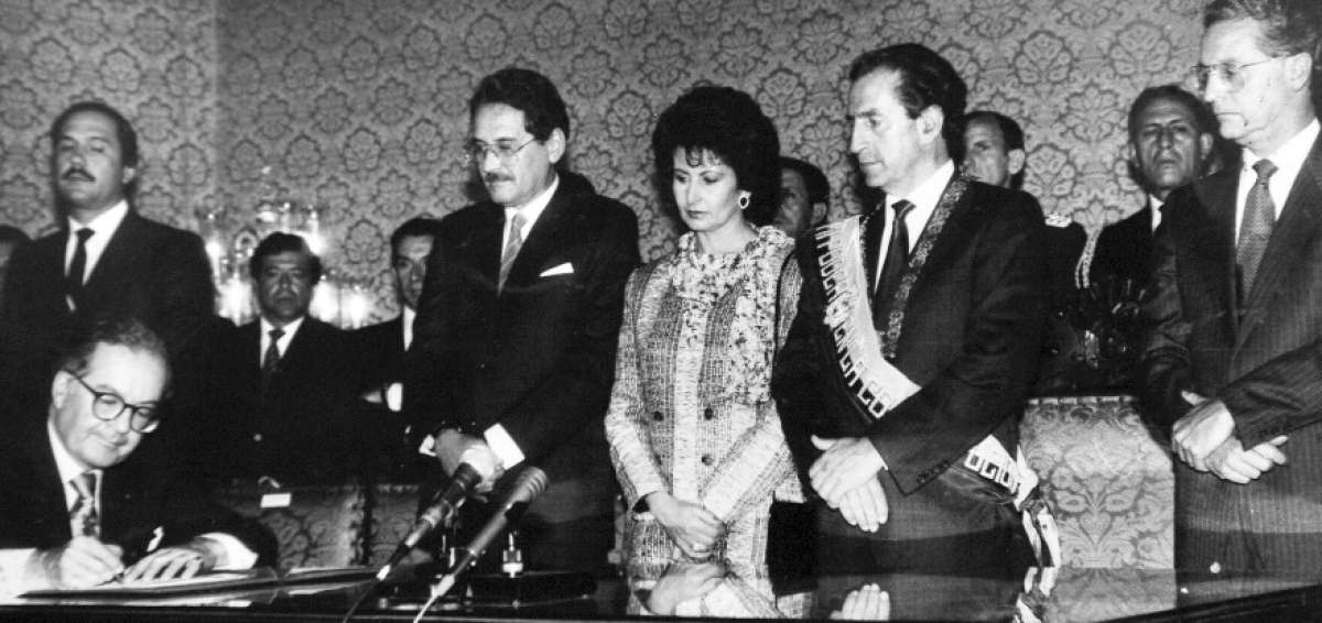 Tras asumir el mando, Borja, acompa&ntilde;ado de su esposa Carmen Calisto y del vpdte. Luis Parodi, posesiona a sus ministros.