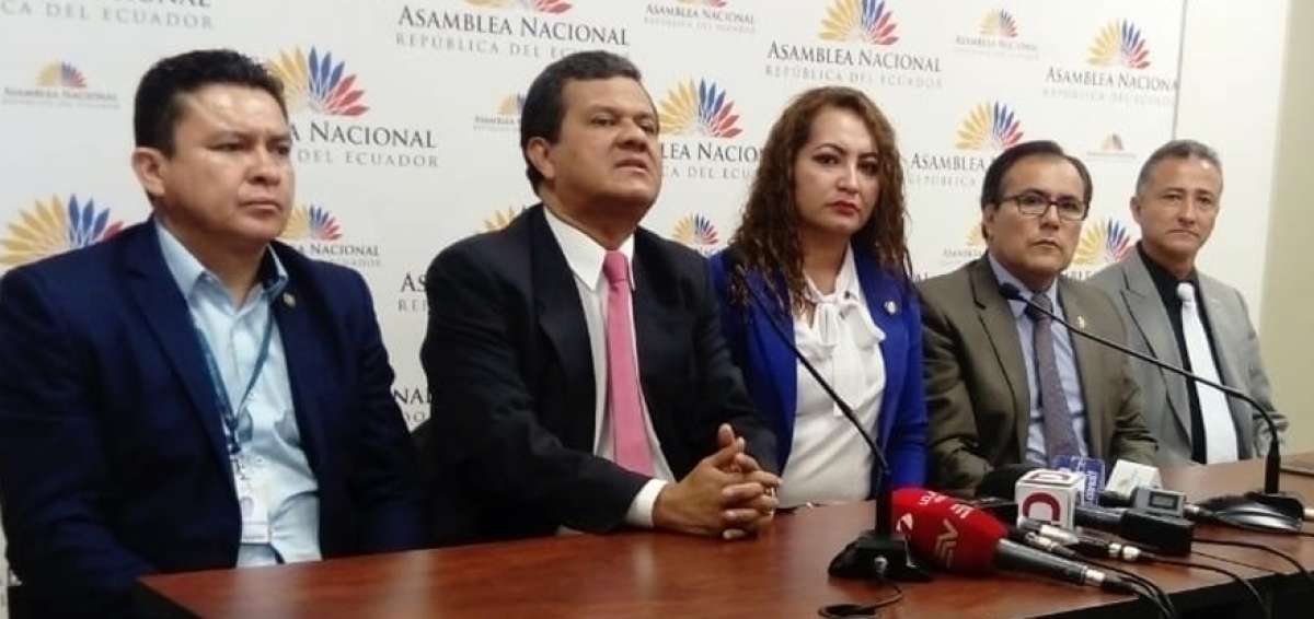 Rosa Verdezoto, el BADI, estuvo acompa&ntilde;ada por miembros de su bancada en el anuncio realizado este mi&eacute;rcoles en la Asamblea.