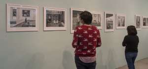 Mar&iacute;a Jos&eacute; Medrano trabaj&oacute; en el montaje de la exposici&oacute;n que, en Cumand&aacute;, se puede ver sobre paredes de colores pasteles; eran negras. El afiche lo dise&ntilde;&oacute; Adri&aacute;n Balseca.