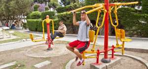 En el parque Juan Benigno Vela hay estudiantes que luego de salir de clases se visten deportivamente y acuden a las m&aacute;quinas para ejercitarse una hora en las tardes.