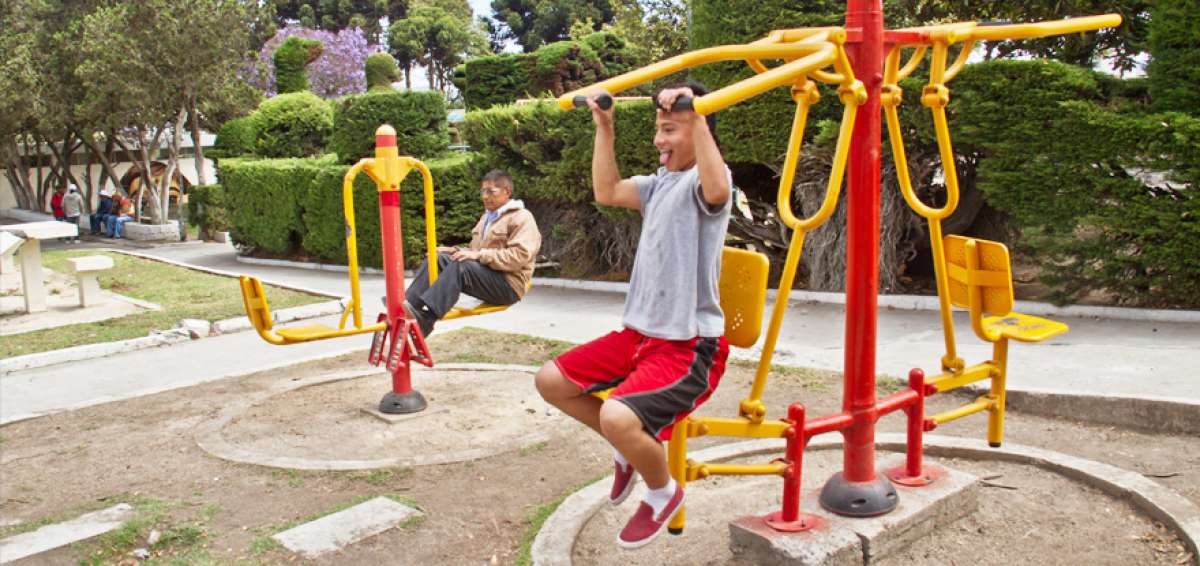 En el parque Juan Benigno Vela hay estudiantes que luego de salir de clases se visten deportivamente y acuden a las m&aacute;quinas para ejercitarse una hora en las tardes.