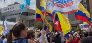 Militantes de CREO se mantienen en los exteriores del CNE, en Quito