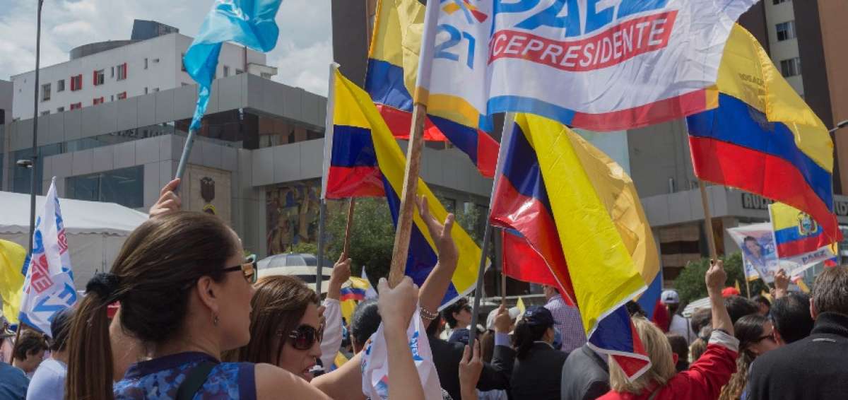 Militantes de CREO se mantienen en los exteriores del CNE, en Quito