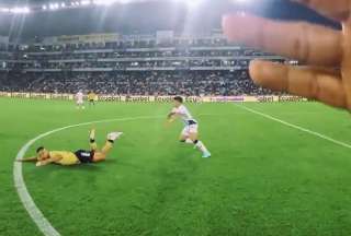 La cámara del árbitro del partido entre Liga de Quito y Barcelona dejó unos recuerdos imperdibles