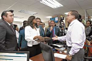 Los legisladores deCREO junto a su director nacional, C&eacute;sar Monge, acudieron ayer a la Corte Constitucional para entregar un escrito con la figura &lsquo;amicus curiae&rsquo;. Foto: John Guevara.