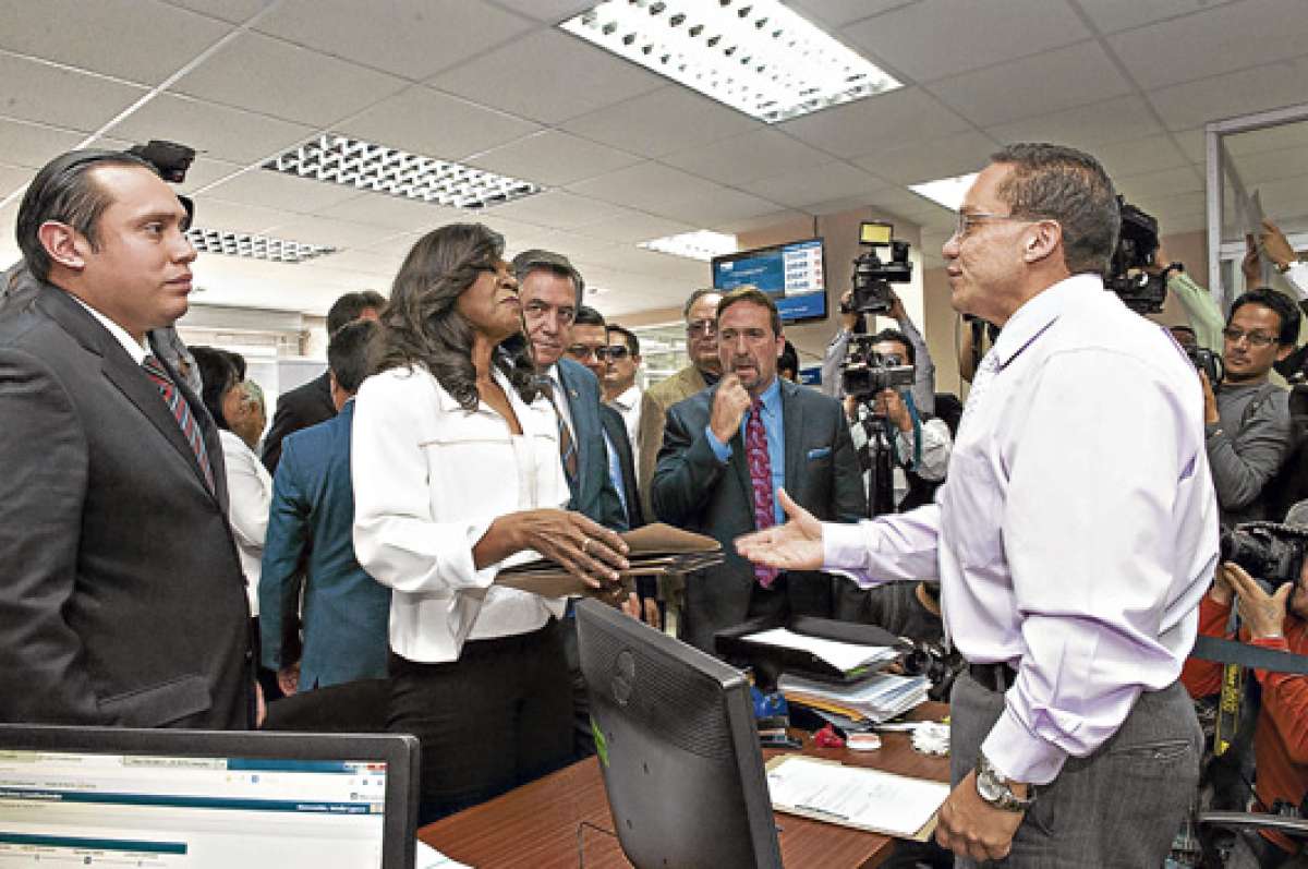 Los legisladores deCREO junto a su director nacional, C&eacute;sar Monge, acudieron ayer a la Corte Constitucional para entregar un escrito con la figura &lsquo;amicus curiae&rsquo;. Foto: John Guevara.