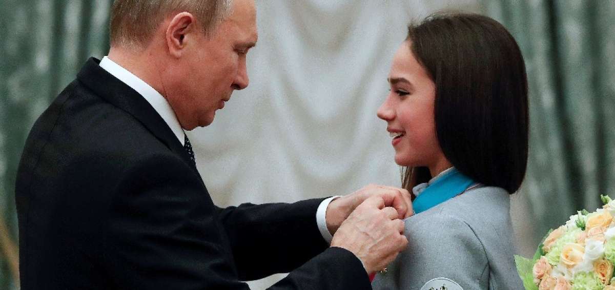  El presidente ruso, Vlad&iacute;mir Putin (i), condecora con la Orden de la Amistad a la patinadora y medalla de oro en los JJOO de Inviernos de Pyeongchang 2018, Alina Zagitova, durante una ceremonia de premios en el Kremlin.
