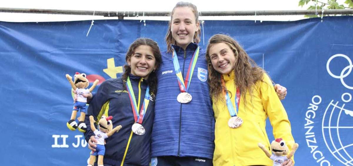 Paula Vega (izq.) junto a la argentina Delfi Orlandini, ganadora, y la brasile&ntilde;a Gabrielle Lemes, tercera. 