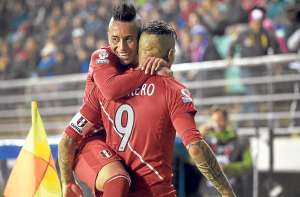 Paolo Guerrero (9) y Christian Cueva han sido fundamentales en el planteamiento del DT argentino Ricardo Gareca. Sus aportes en la primera fase fueron determinantes para la clasificaci&oacute;n de su selecci&oacute;n. Foto: AFP