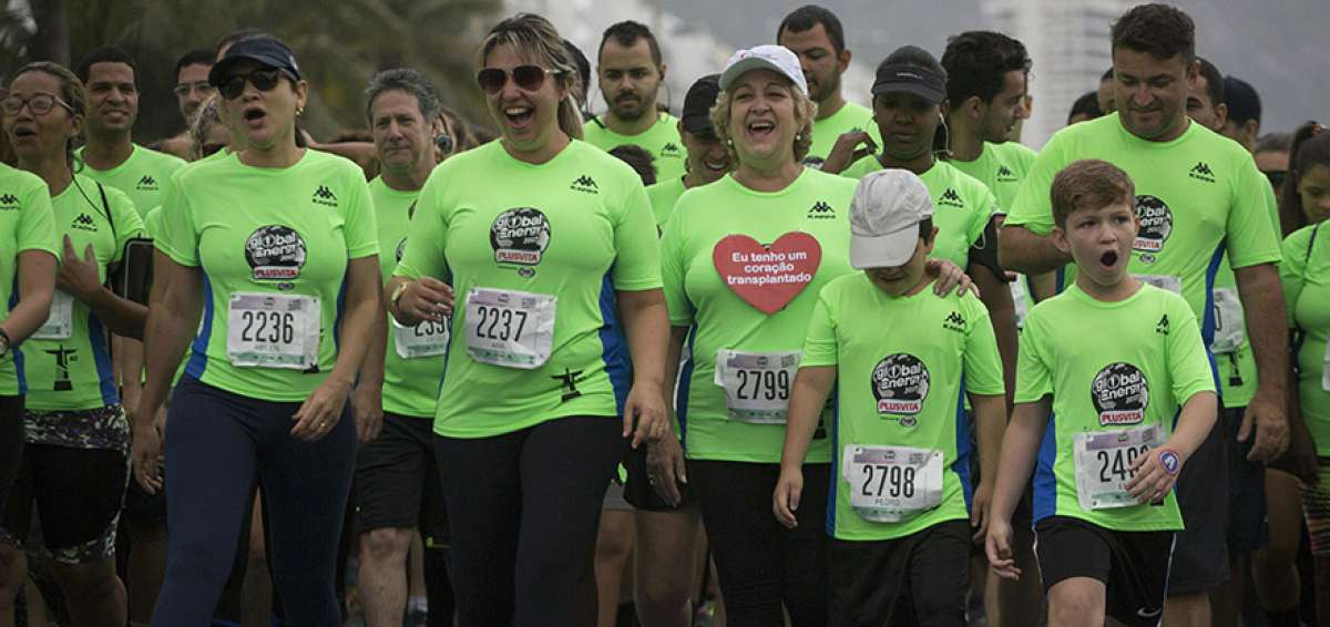 La brasile&ntilde;a (centro, con el coraz&oacute;n rojo en el pecho) decidi&oacute; caminar y no correr al principio de la prueba, pero en el camino gan&oacute; confianza y fue aumentando poco a poco la velocidad. 