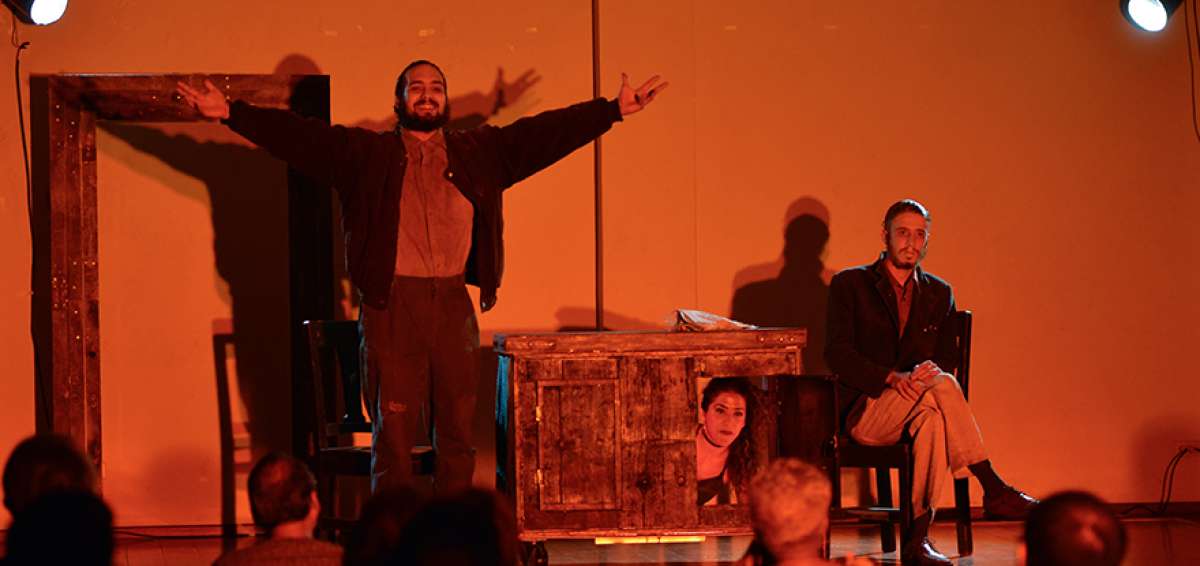 De izq. a der. los argentinos Tom&aacute;s Masariche, Guido Wertheimer y Eva Palottini, de La Ruda Teatro.