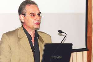 Juan Carlos Arias. Es el director del Archivo Hist&oacute;rico de Loja.